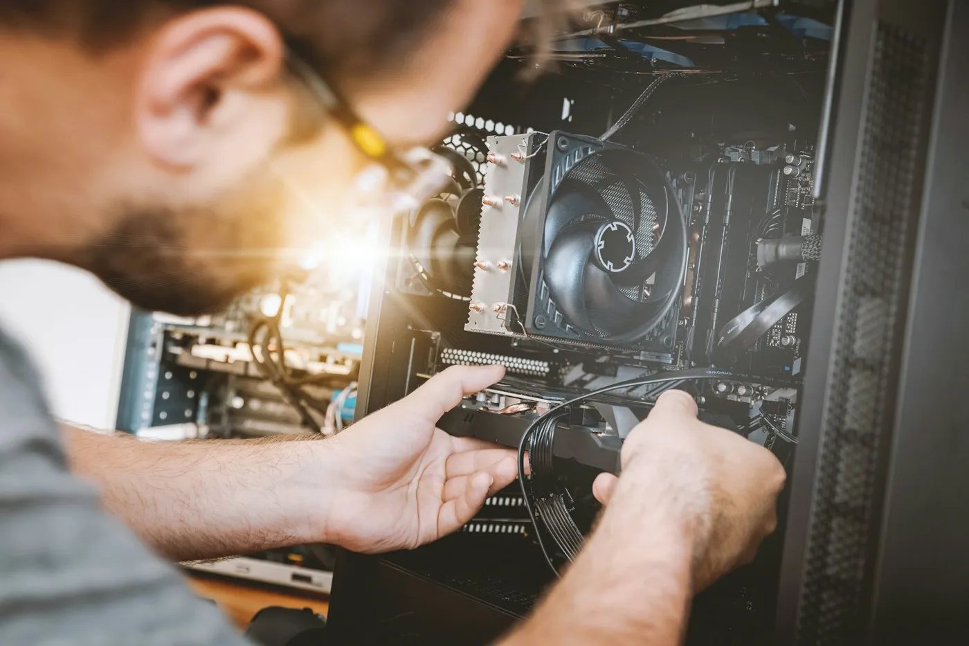 Técnico a montar componentes no interior de um computador